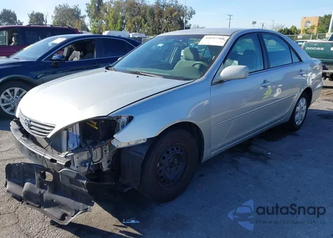 2005 Toyota Camry Le z USA, uszkodzony, nr VIN 4T1BE32K25U556087